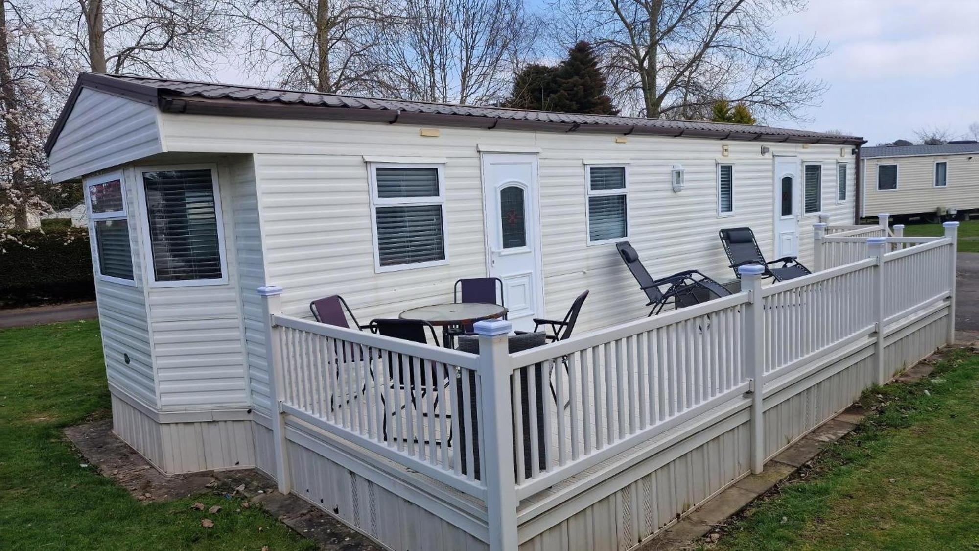 Great Caravan With Spacious Decking Southview Park, Ref 33035v Skegness